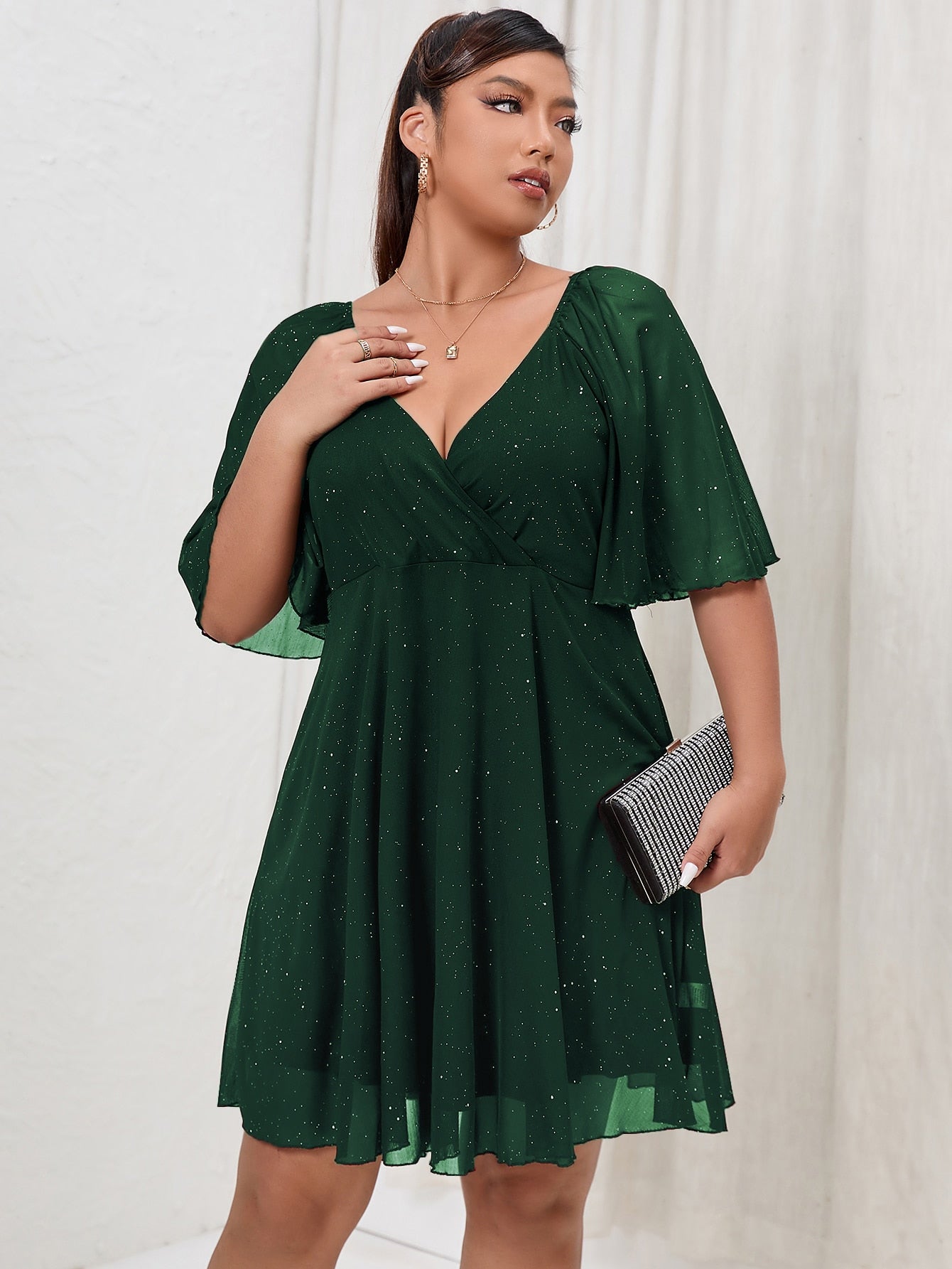 Vestido Curto Plus Size Brilhoso