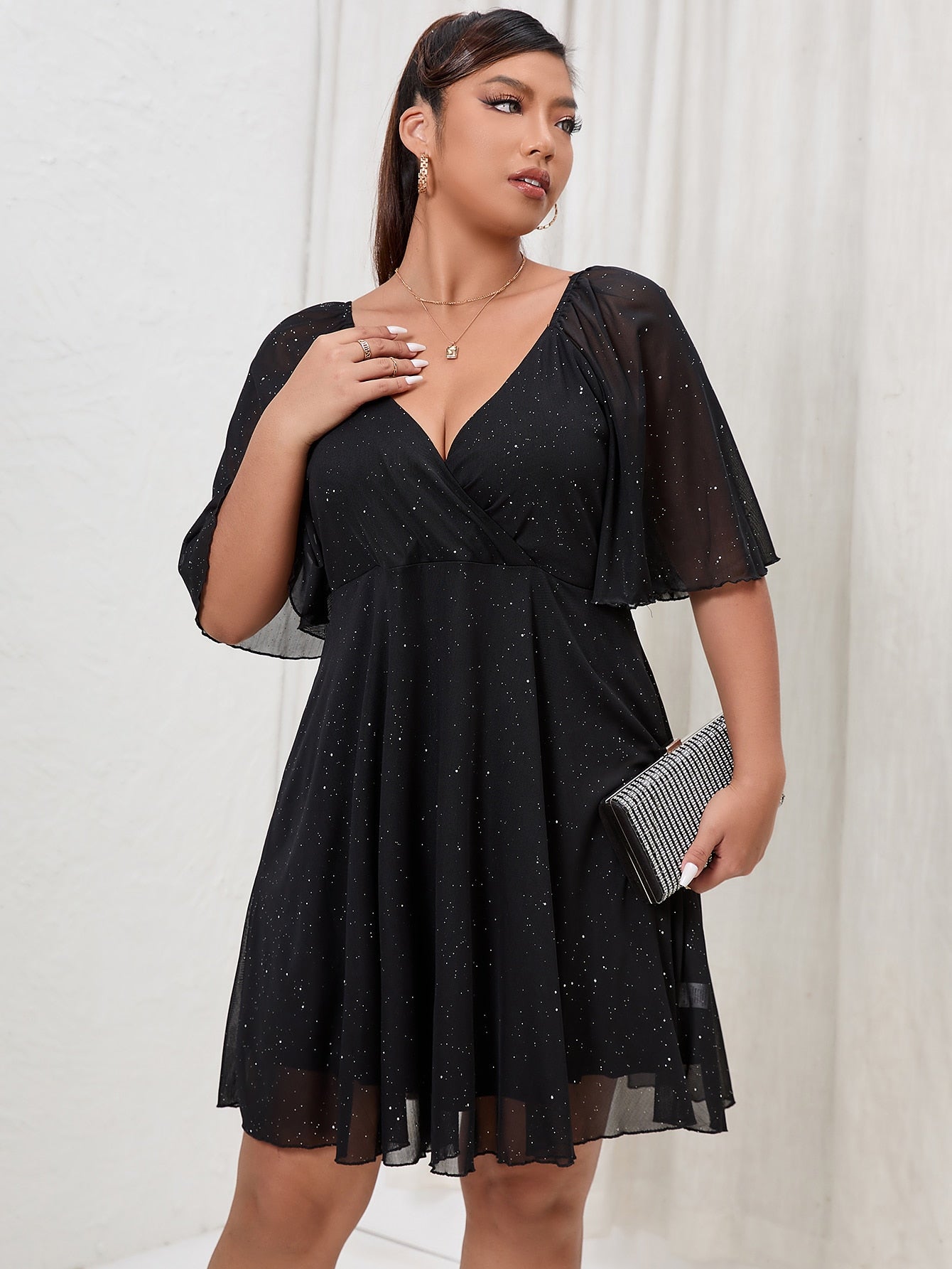 Vestido Curto Plus Size Brilhoso