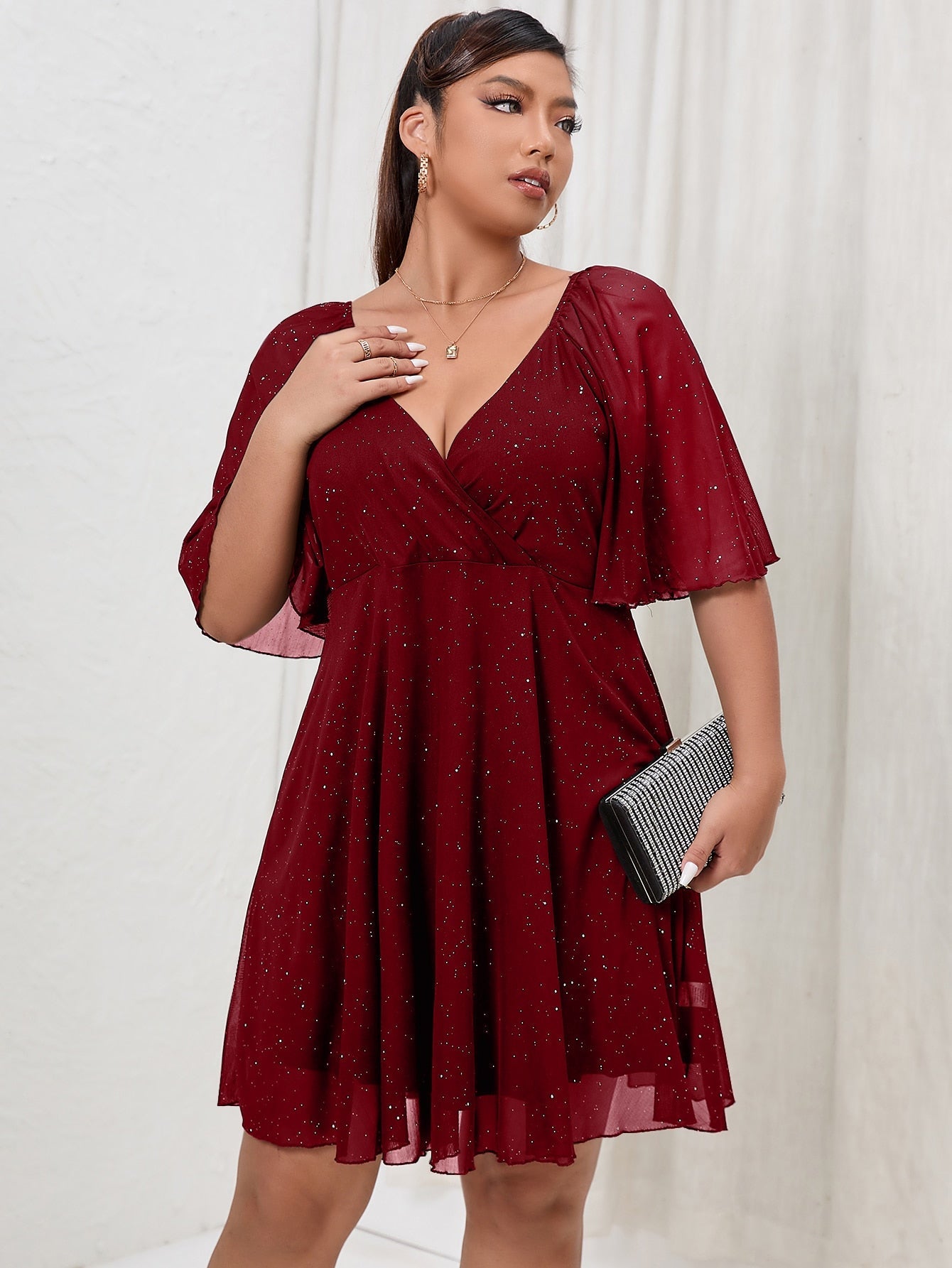 Vestido Curto Plus Size Brilhoso