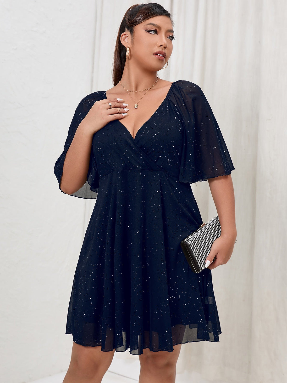 Vestido Curto Plus Size Brilhoso