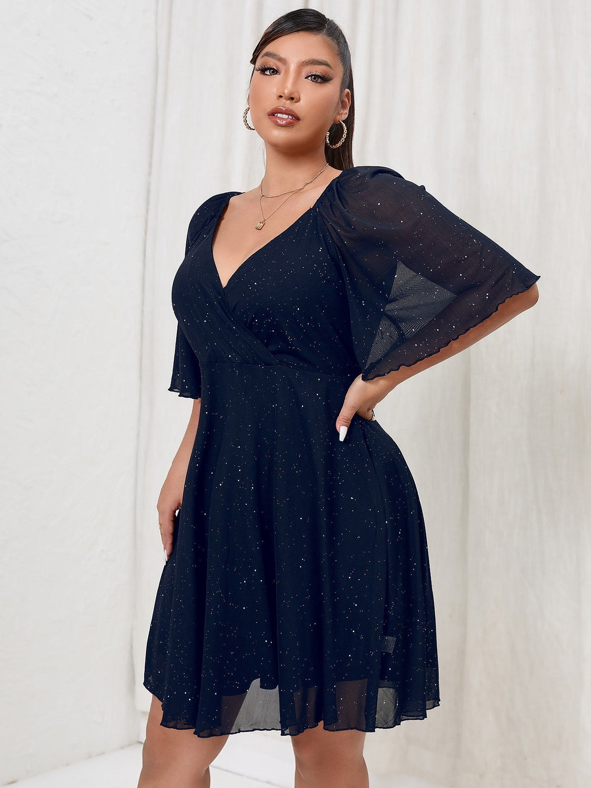 Vestido Curto Plus Size Brilhoso